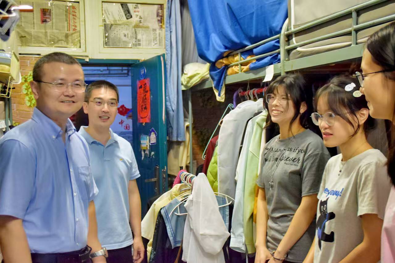 学院领导班子深入学生宿舍开展交流及安全检查.jpg