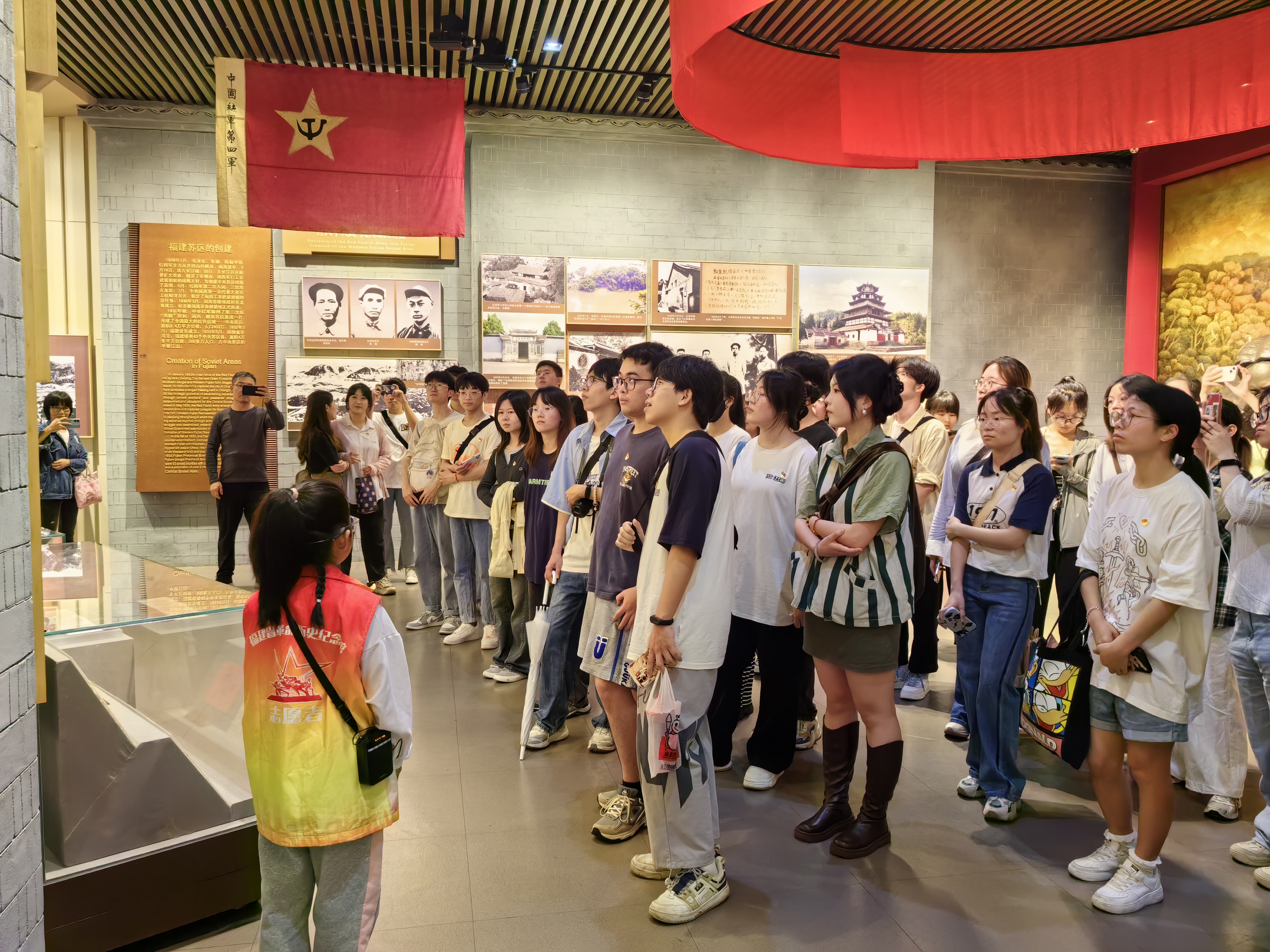 参观展馆 参观展馆.jpg