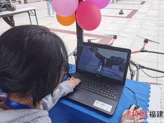 图为同学体验电脑操纵无人机 倪梦娜摄