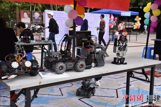 图为“人机互动”机器人展区 李辰婧摄