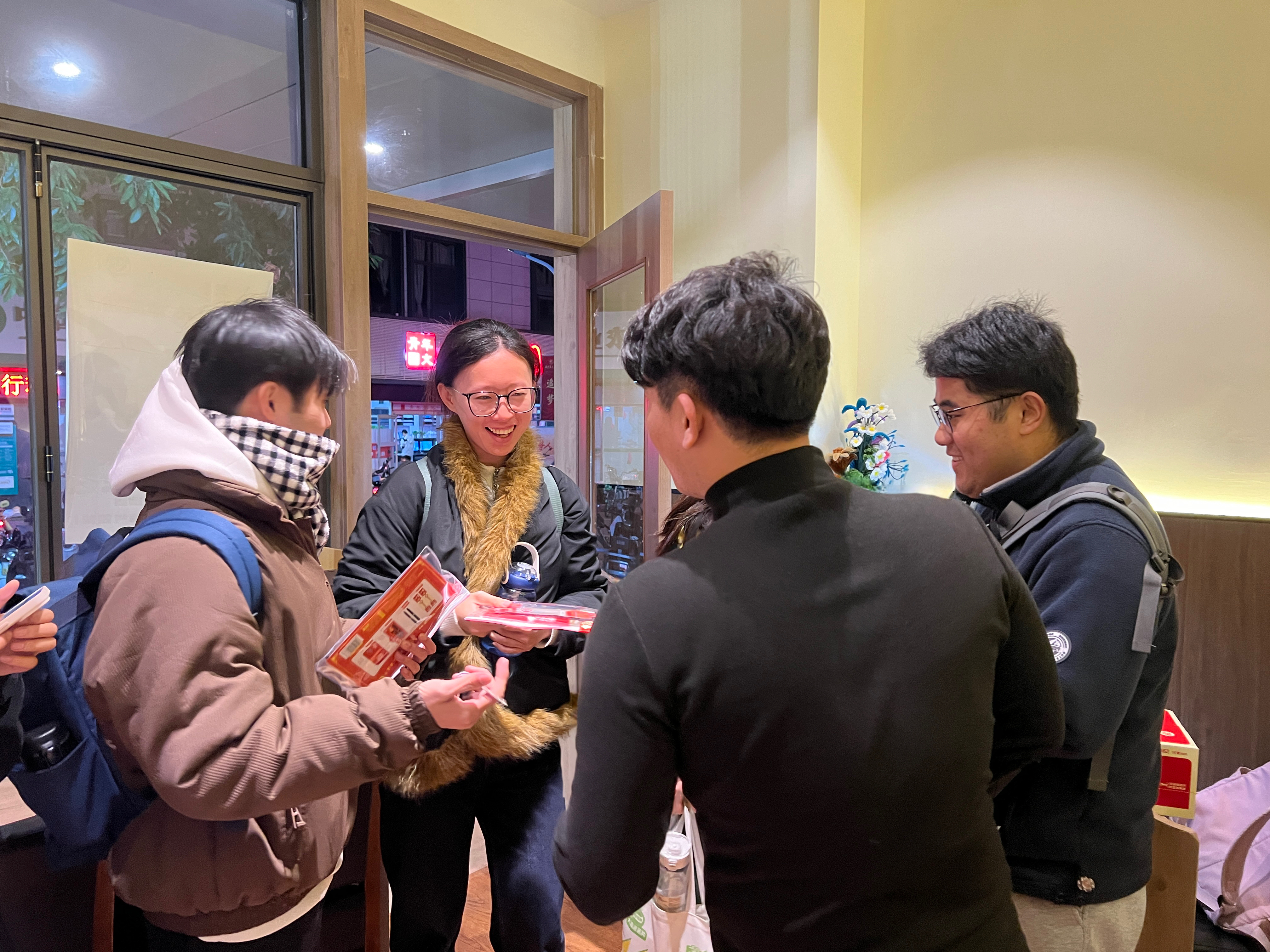 支部成员与考研学子交流，为学子分发礼包.jpg