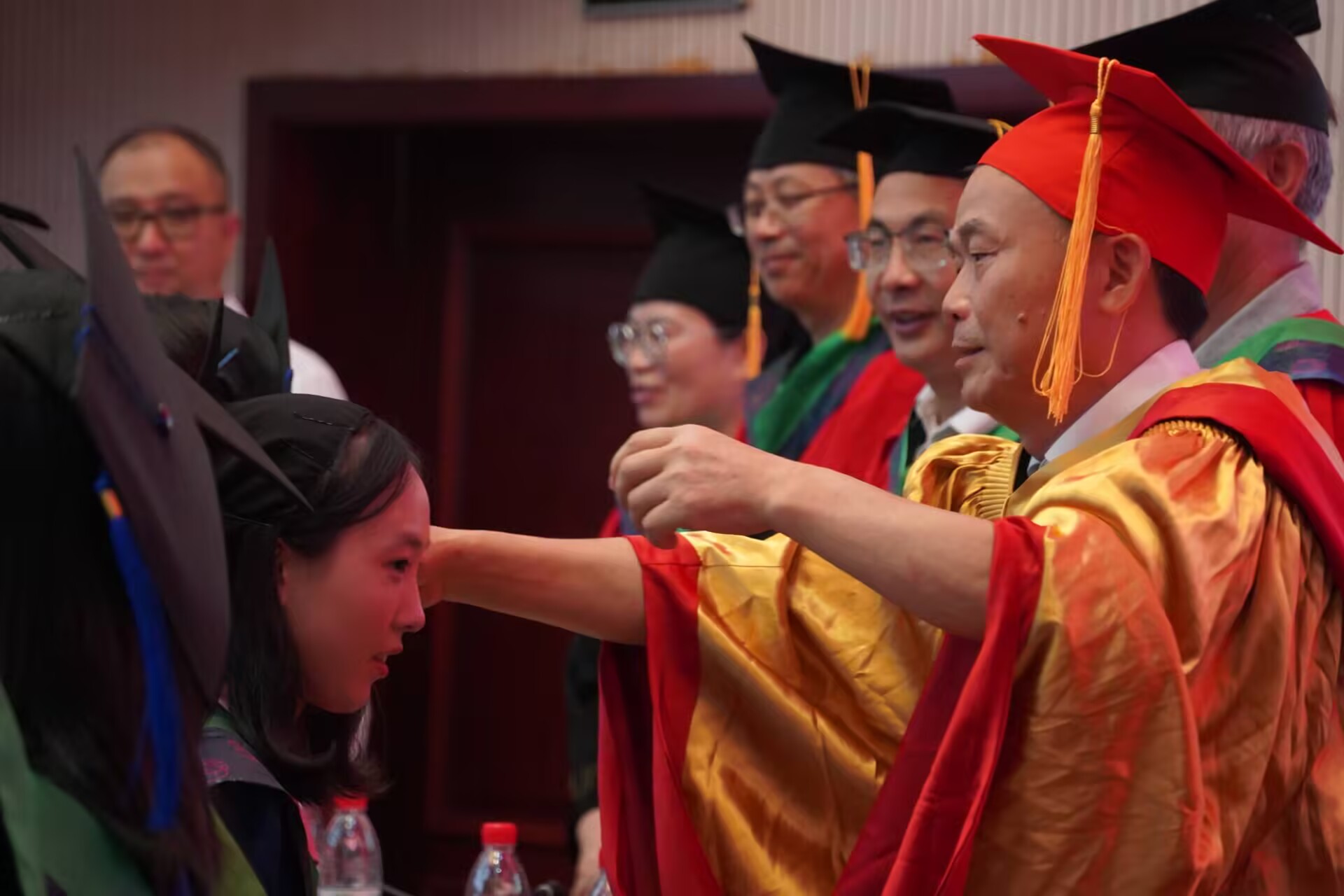 院长曾任森为毕业生拨穗 朱成灵摄.jpg