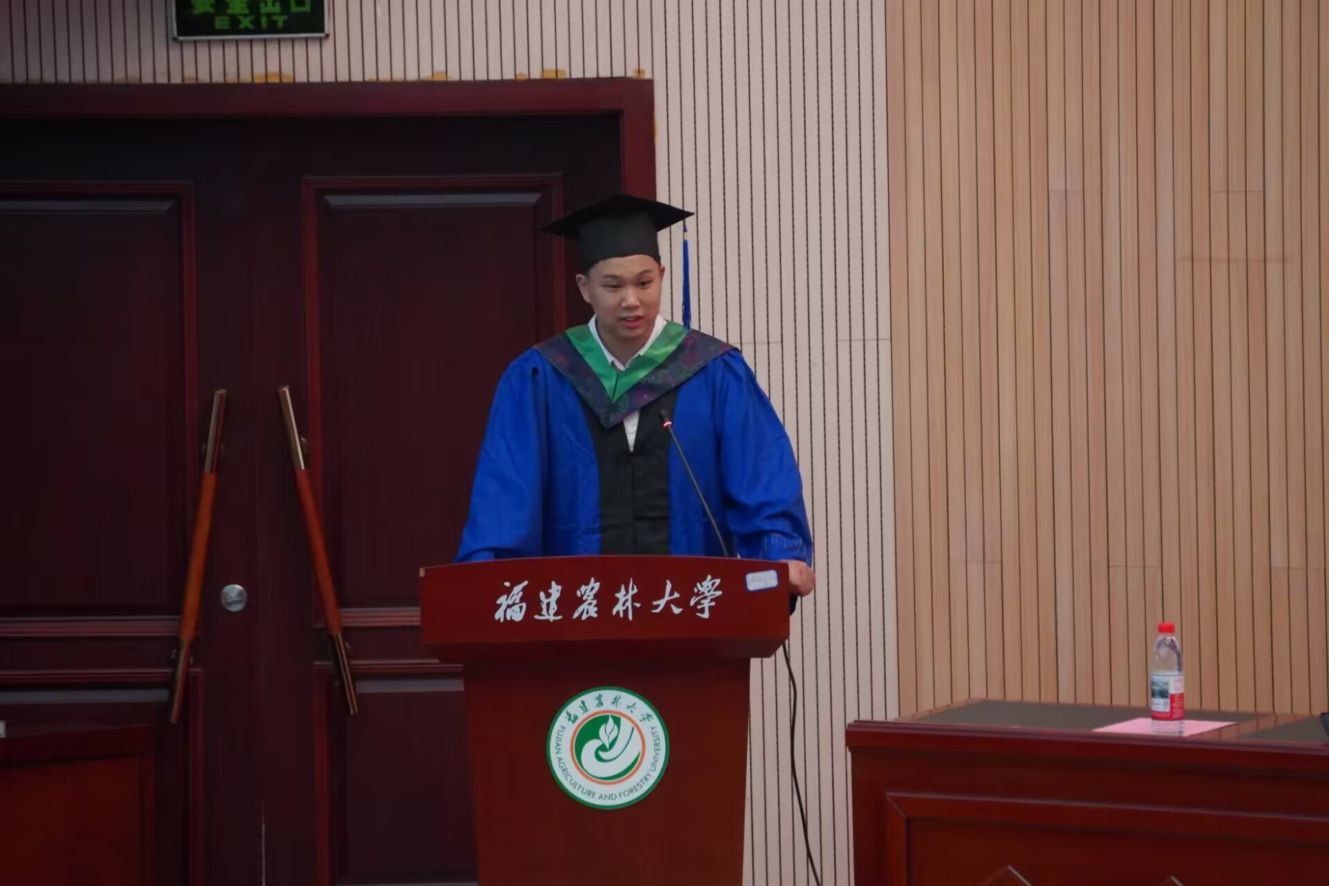 研究生毕业生代表硕士毕业生方超  朱成灵摄.jpg