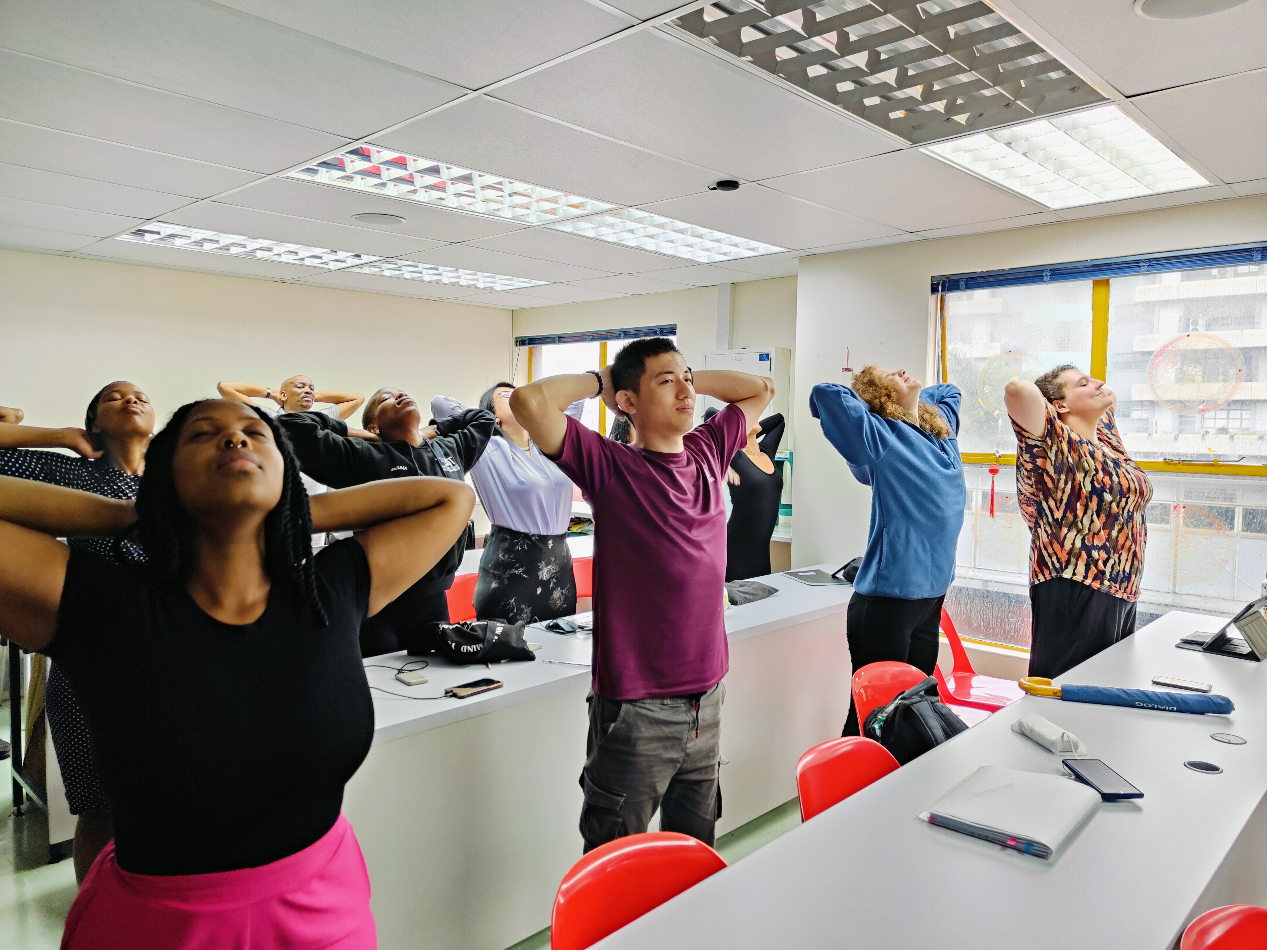 图 学生学习护颈操.jpg