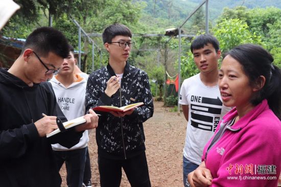 开云网页版科技中国小分队与芋坑村农户交流。开云网页版 供图