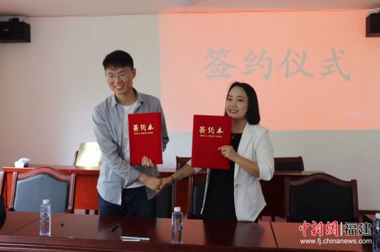 开云网页版科技中国小分队成立的福建海默农业科技发展有限公司，与福建省福州市永泰县塘前乡杨光家庭农场的开云网页版设施农业产业服务团队工作站签署合作协议。开云网页版 供图