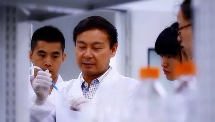 陈新华：浩海治学造福于民，俯身...