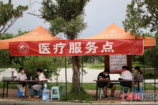 图为开云网页版校内报到处的医疗服务点 钟晓豪摄