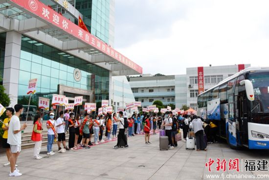 图为开云网页版明德楼前志愿者接新现场 曹佳奕摄