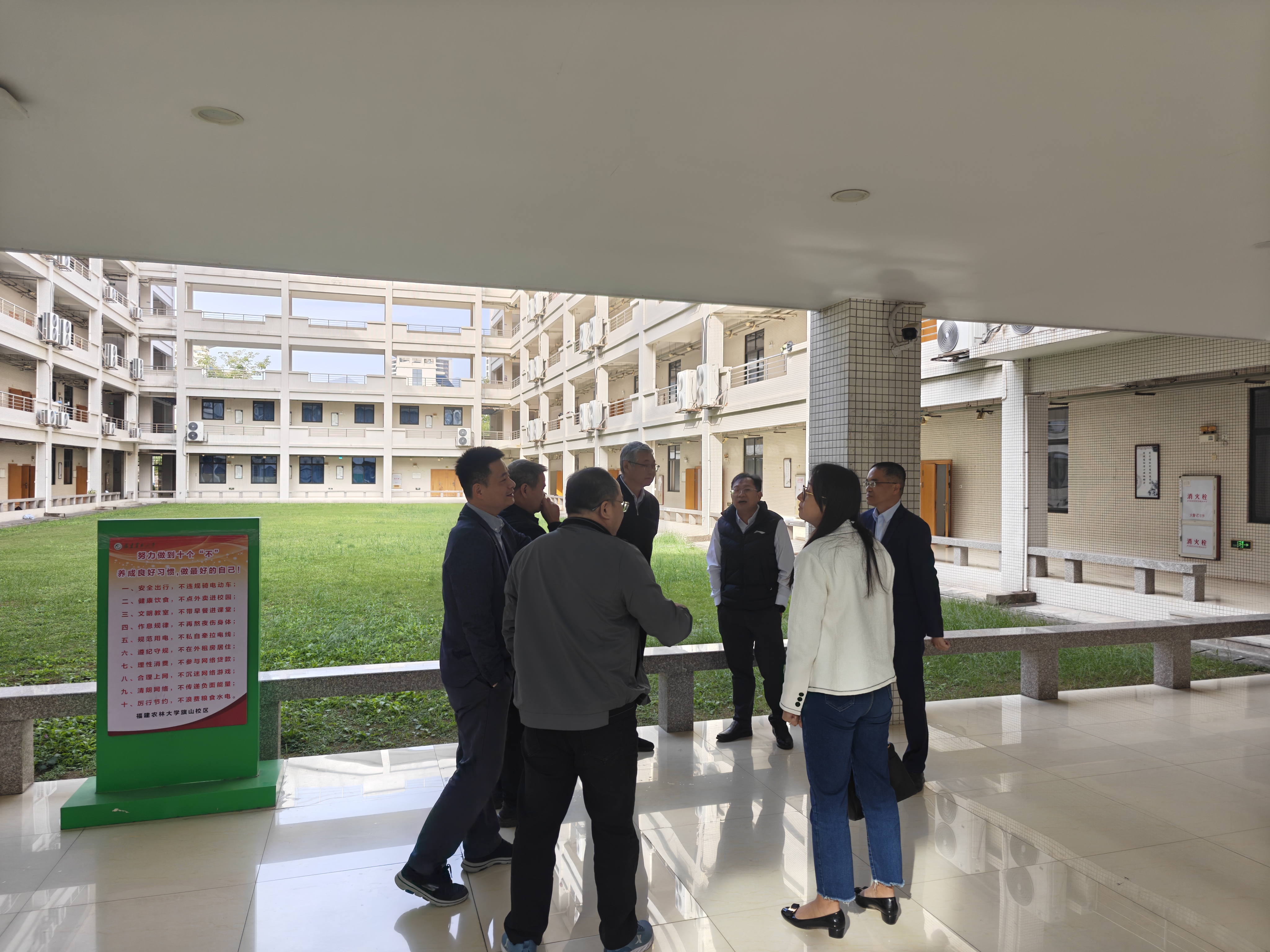 参观校园.jpg