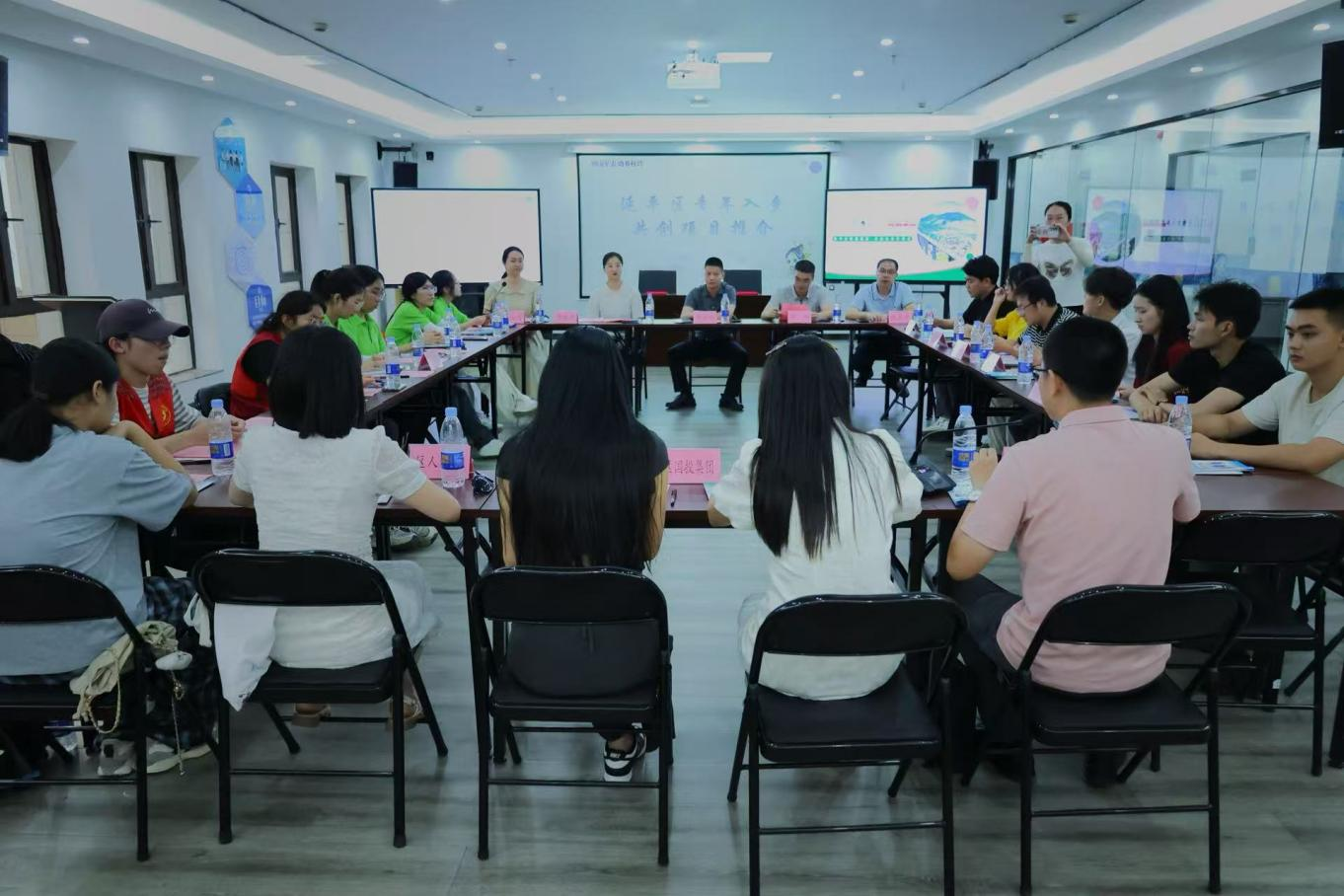 座谈会现场 图片1.png