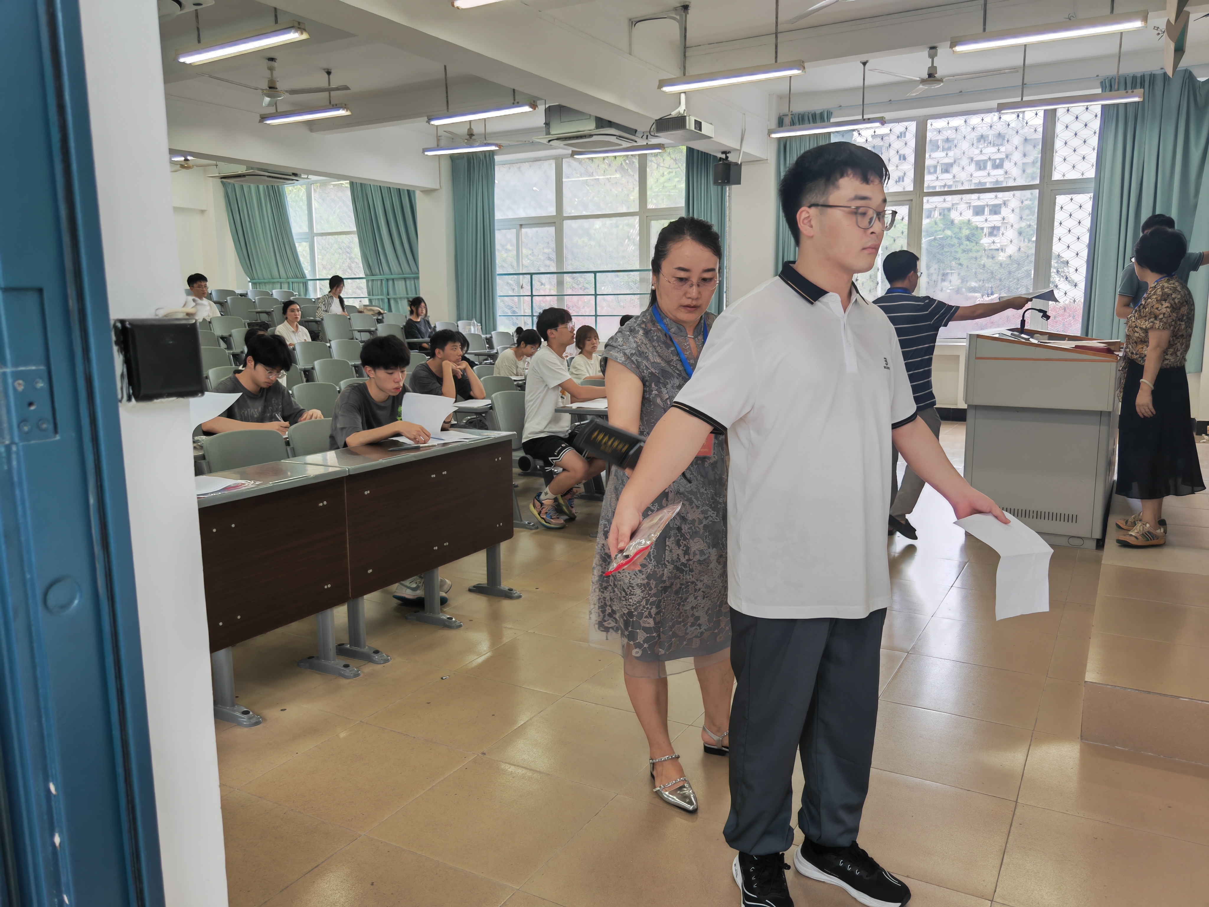 考生安检进入考场.jpg
